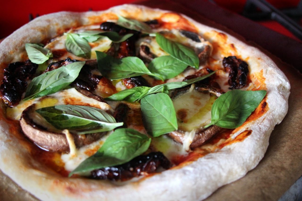 Pizza de cogumelos Portobello com queijo Vegan