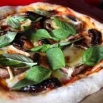 Pizza de cogumelos Portobello com queijo Vegan