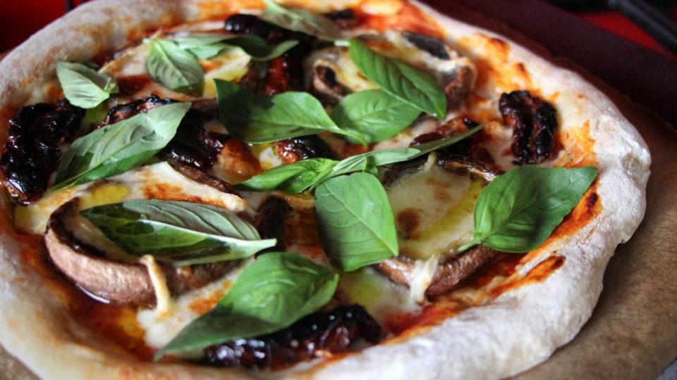 Pizza de cogumelos queijo vegan